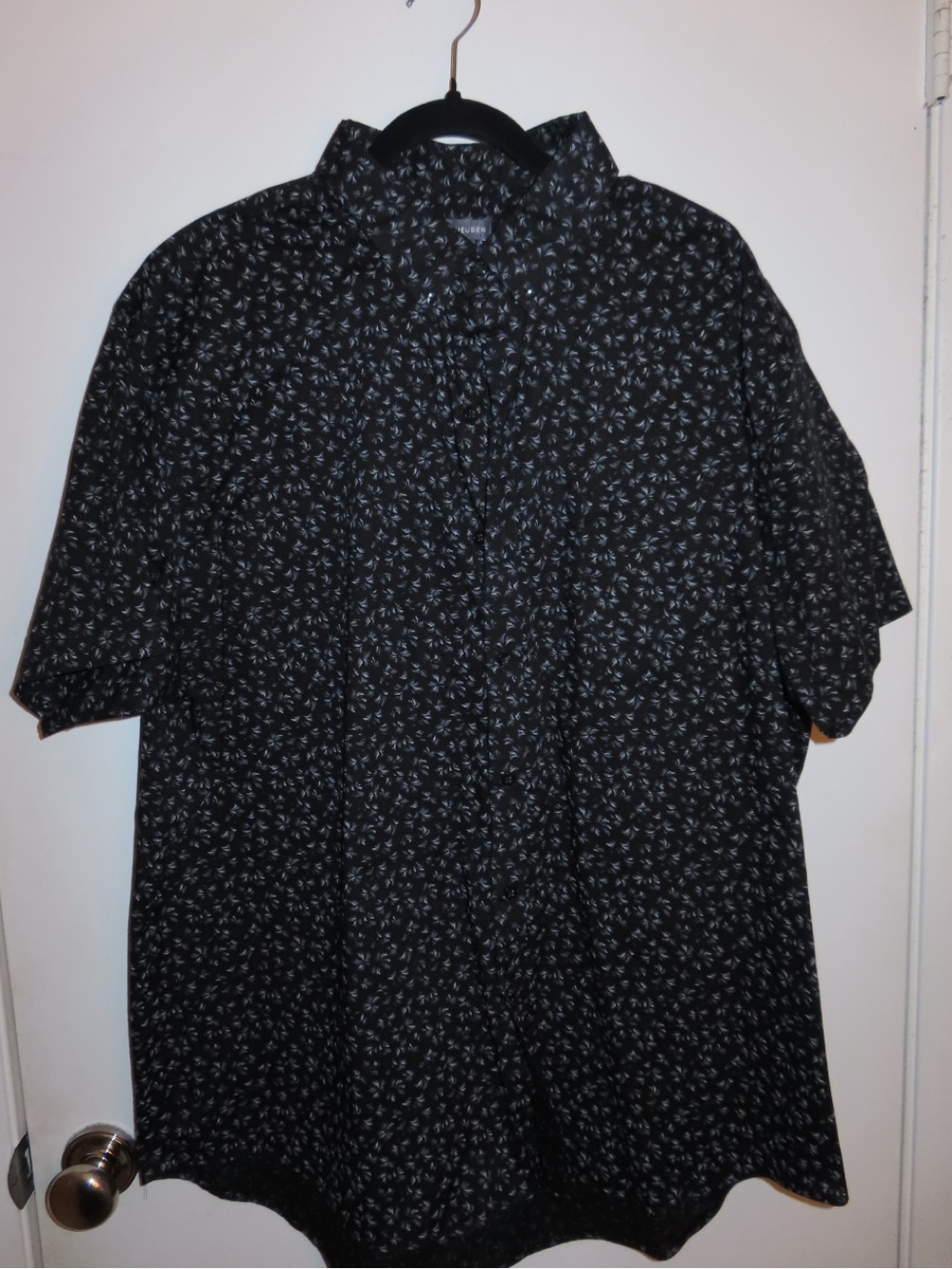 Van Heusen Black Short-Sleeve Button-Down Shirt with Micro Leaf Print
